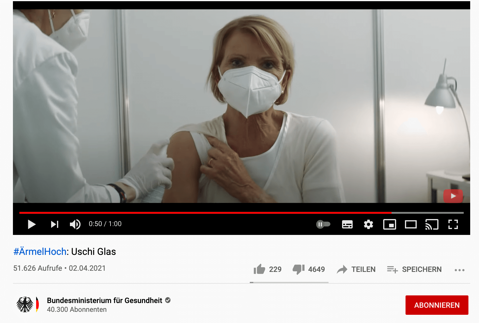 Ein Ausschnitt aus dem Video der Impfkampagne mit Uschi Glas zeigt, wie die Schauspielerin am rechten Arm desinfiziert wird (Quelle: Youtube / Bundesgesundheitsministerium / Screenshot: CORRECTIV.Faktencheck)