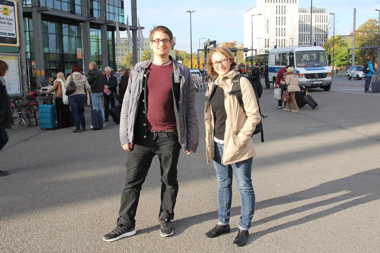 CORRECTIV-Reporter Benjamin Knödler und Katharina Brunner beim Startpunkt der TTIP-Demo am Berliner Hauptbahnhof