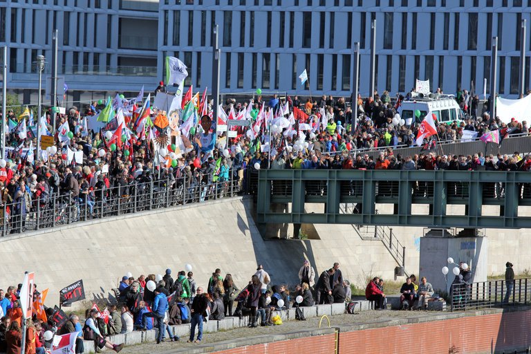 Zehntausende Menschen im Berliner Regierungsviertel