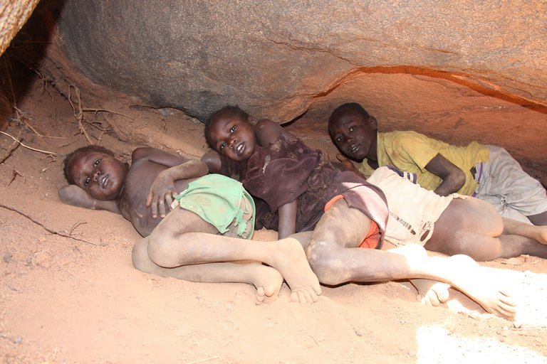 Kinder verstecken sich in den Nuba Bergen — Die Höhlen und Felsvorsprünge bieten den Menschen Schutz vor den Bomben aus der Luft.JPG