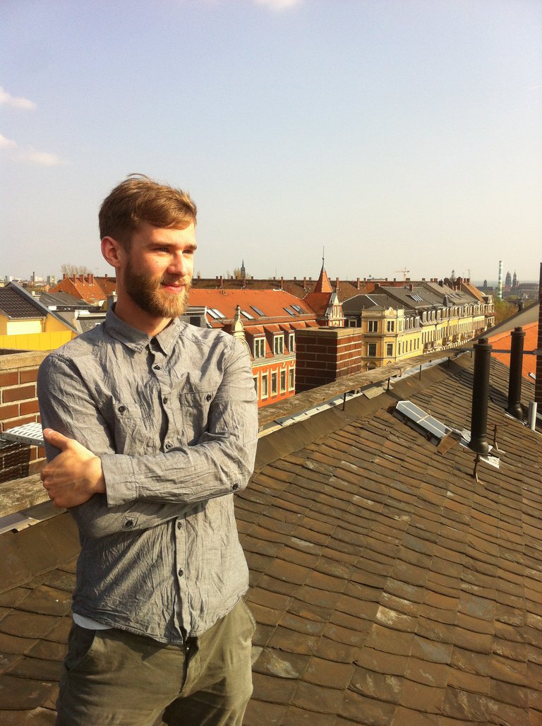 Alexej Hock steht auf einem Dach.