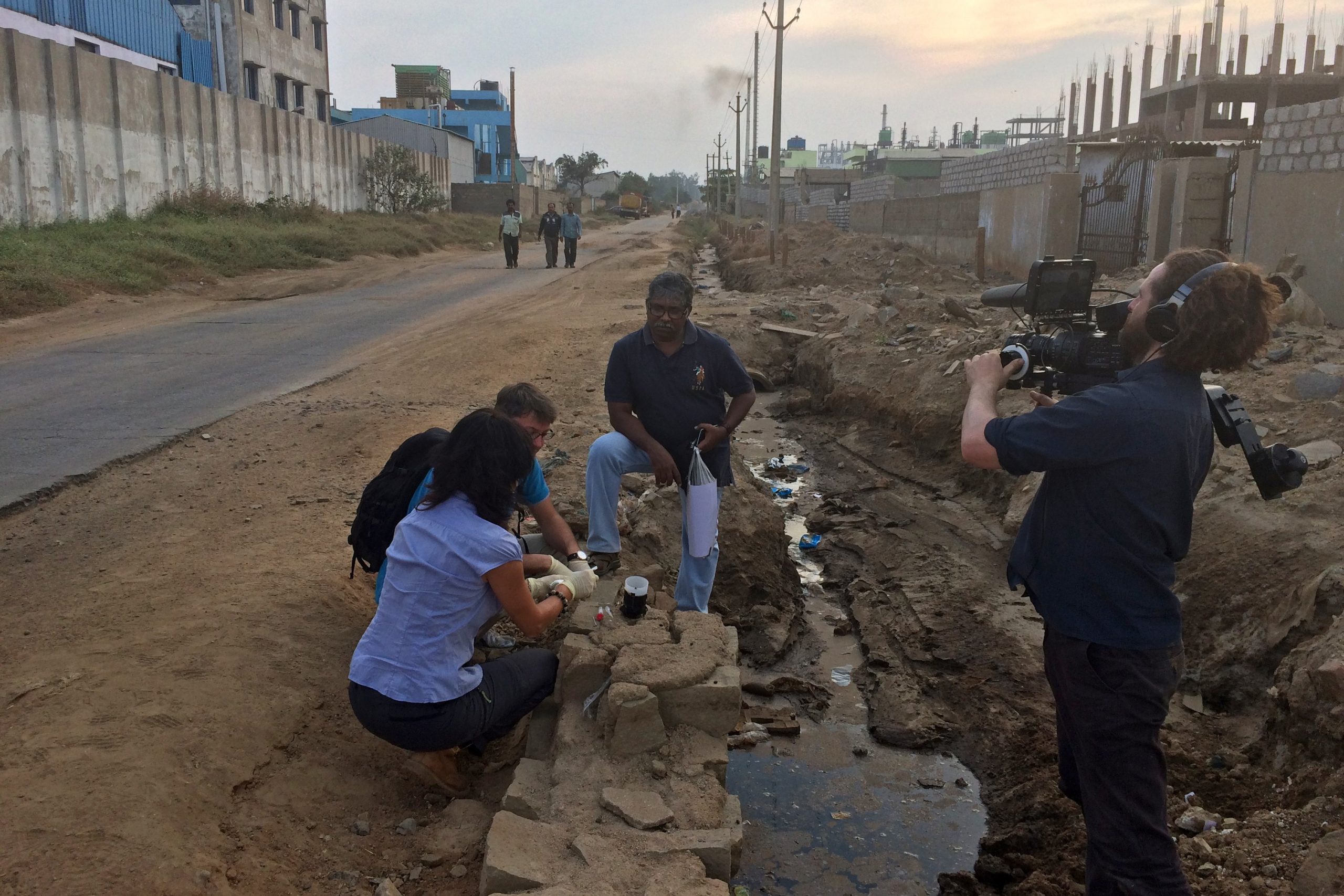 Das TV-Team entnimmt Proben bei Hyderabad