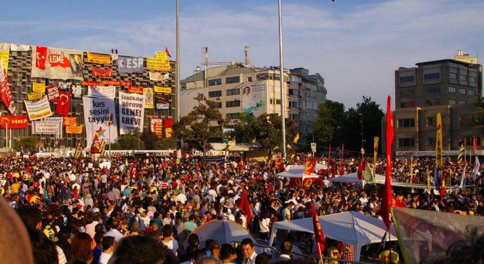 Zahlreiche Demonstranten campen in Zelten mit roten Türkeifahnen auf dem Gezi-Platz