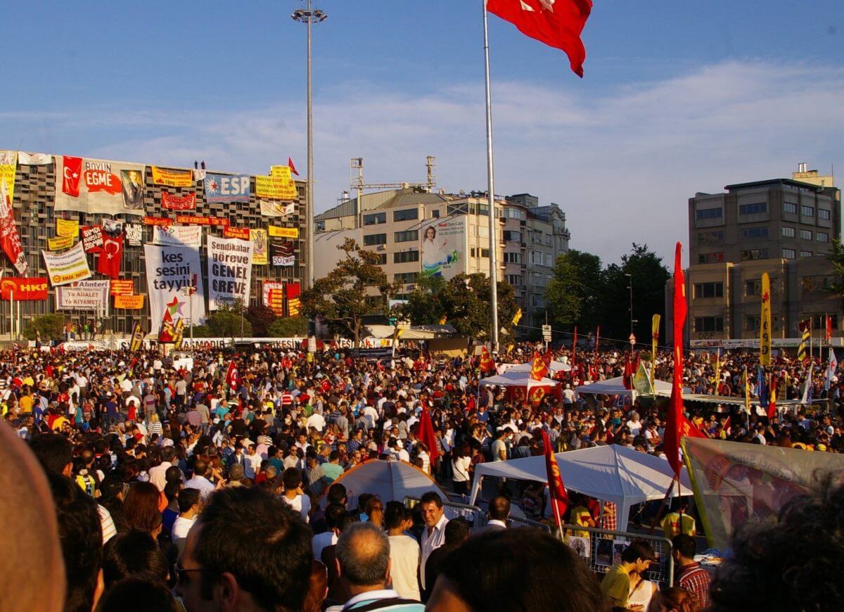 Zahlreiche Demonstranten campen in Zelten mit roten Türkeifahnen auf dem Gezi-Platz