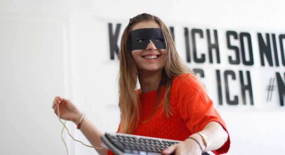 Frau mit Maske und Tastatur