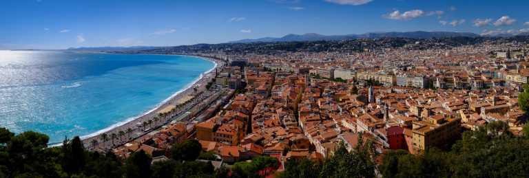 Ein Foto der Küste von Nizza, Strand, Häuser, Sicht von oben.