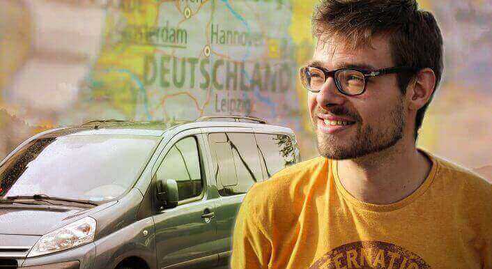 Reporter David Ehl mit Auto und Deutschlandkarte