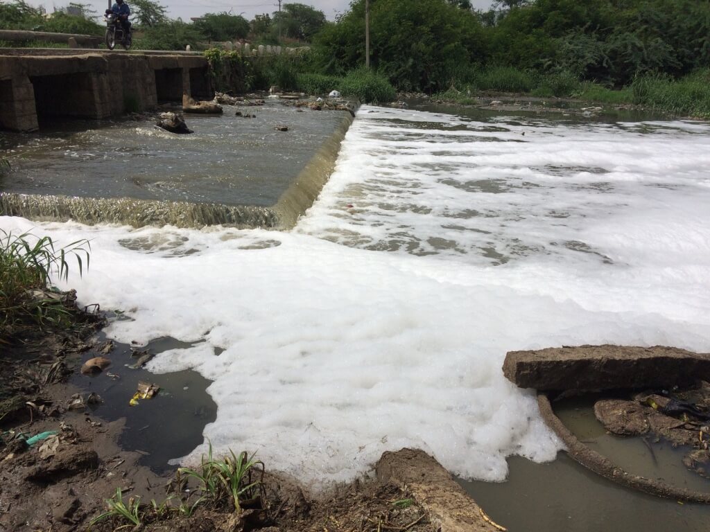 Abwasser in Fluss in der indischen Stadt Hyderabad