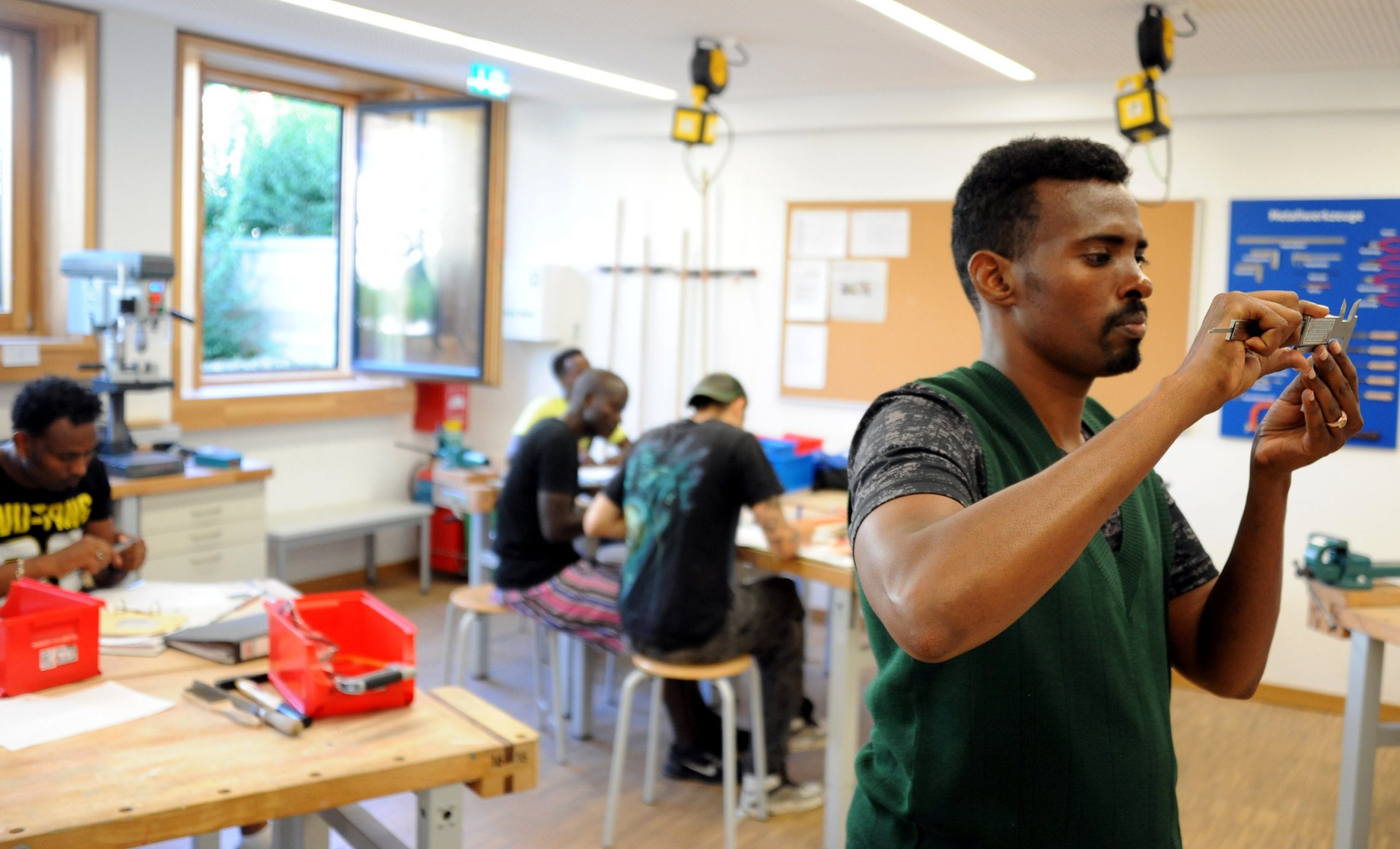 Warum so wenige Geflüchtete in Deutschland einen Job finden - correctiv.org