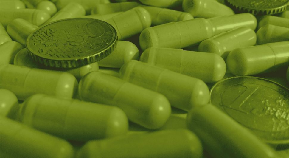 Ein Haufen Tabletten gemischt mit Euromünzen.