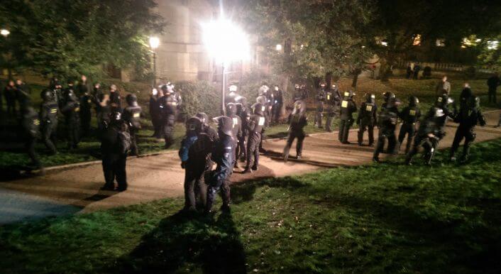 Pegida-Demo: Eine Hundertschaft der Polizei im Dresdner Zwingerpark
