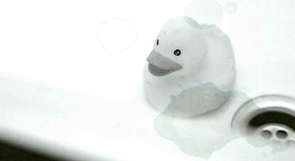 eine Ente in der Badewanne mit Keimflecken