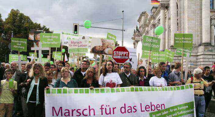 Im Jahr 2015 demonstrierten konservative Christen vor dem Berliner Reichtstag gegen das ihrer Ansicht nach zu laxe Abtreibungsgesetz. In der ersten Reihe sieht man auch die AfD-Politikerin Beatrix von Storch