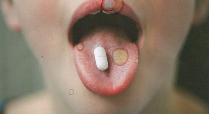 Kind schluckt Antibiotika
