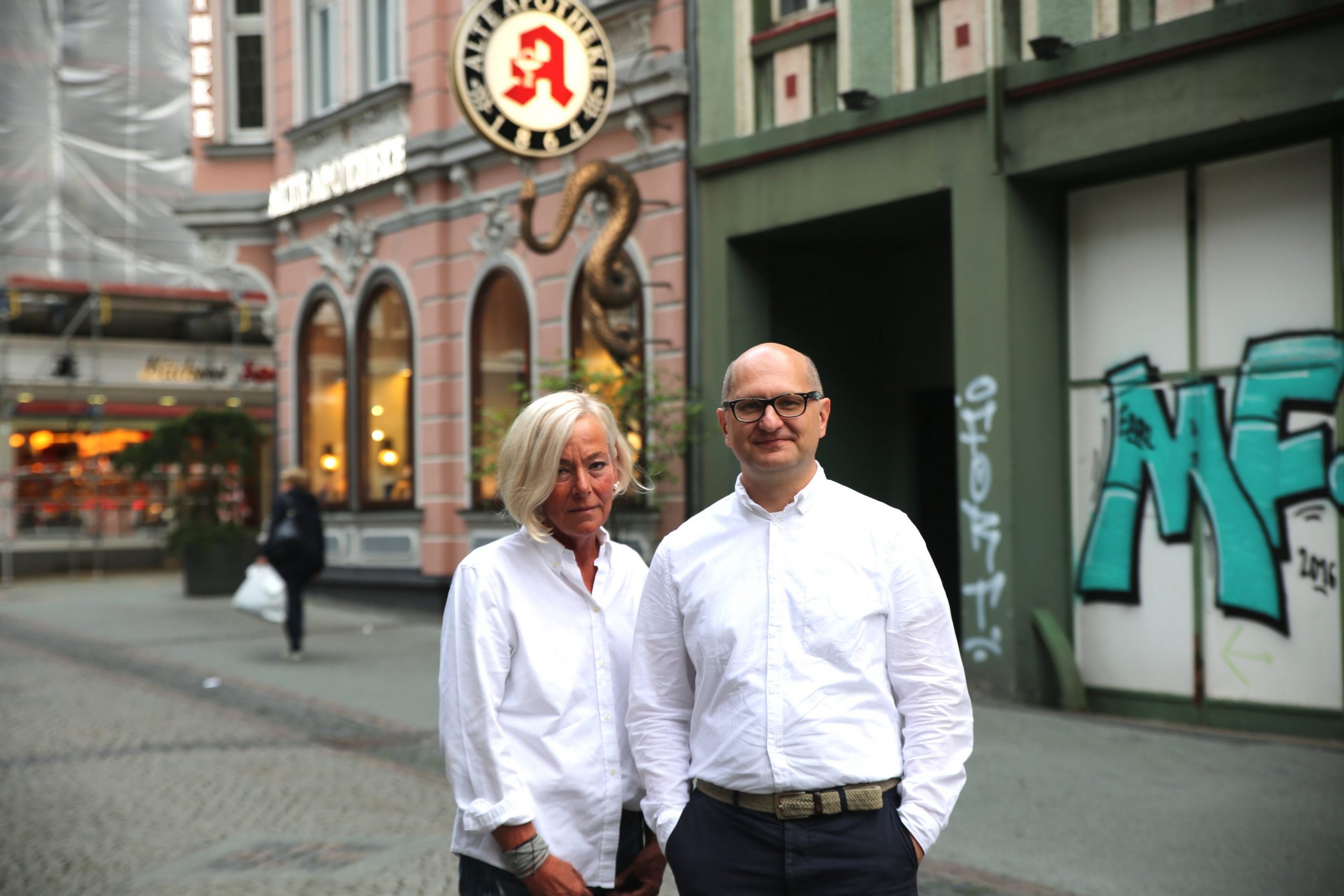 Die Whistleblower Marie Klein und Martin Porwoll vor der Alten Apotheke in Bottrop