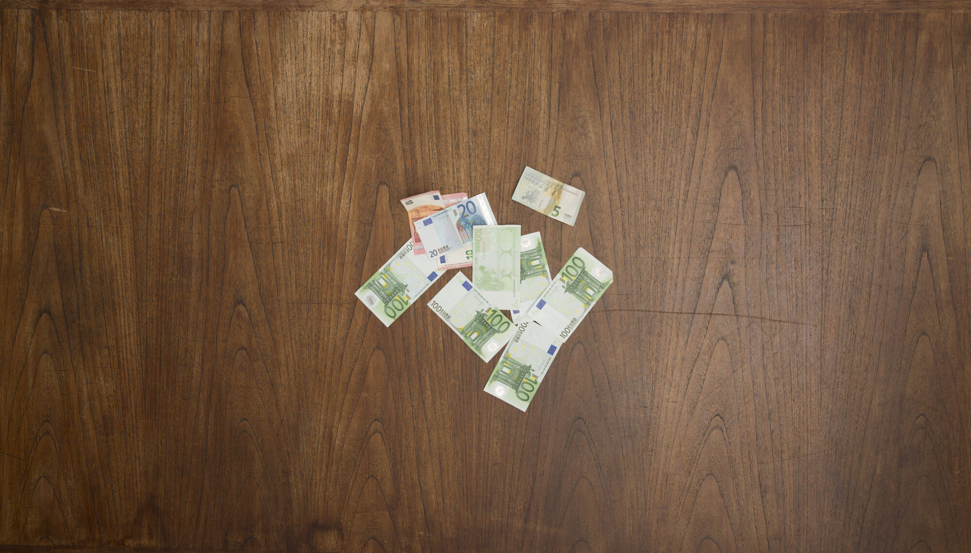 Ein Stapel Geldscheine auf einem Schreibtisch