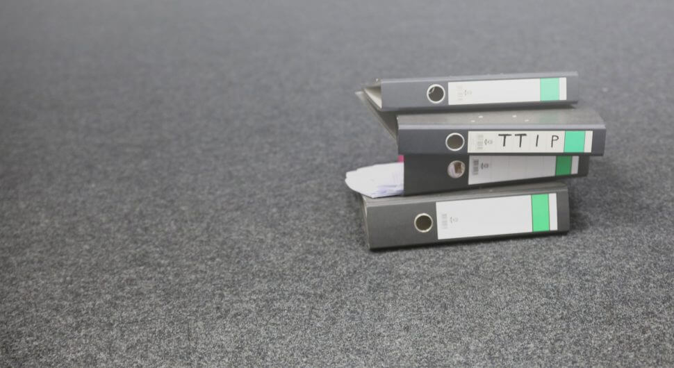 Foto eines Ordners mit TTIP-Unterlagen