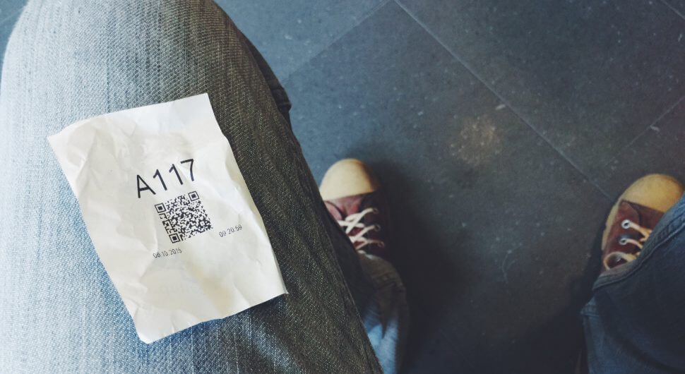 Ehe Asylbewerber einen Job finden, müssen sie viel Zeit in Warteschlangen vor deutschen Ämtern verbringen