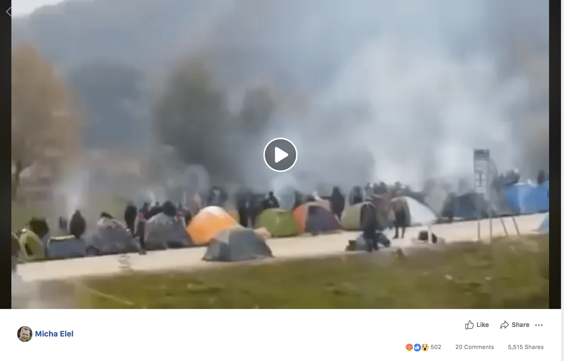 Das Video des Users Micha Elel zeigt mehrere Menschen, die an Polizisten vorbei über die Grenze rennen. Screenshot: CORRECTIV