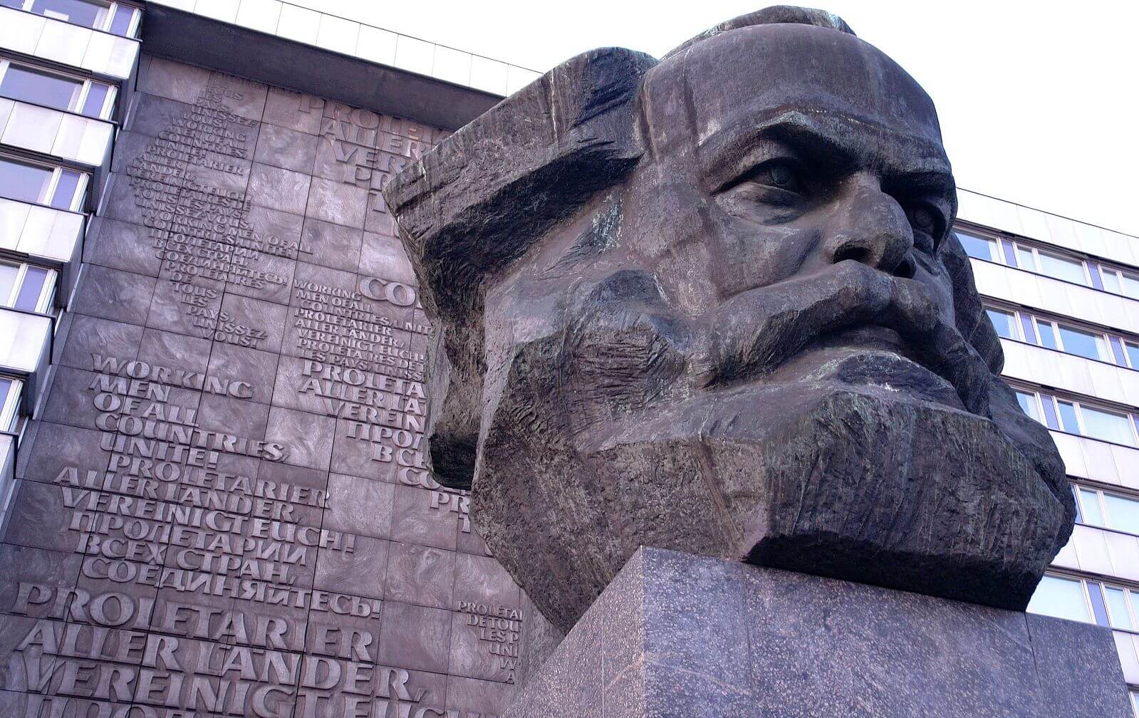 Das Marx-Monument in Chemnitz: Hier haben sich am 26. August die fraglichen Szenen zugetragen. (Foto: Wikimedia User:Kolossos /Edited by User:Tets)