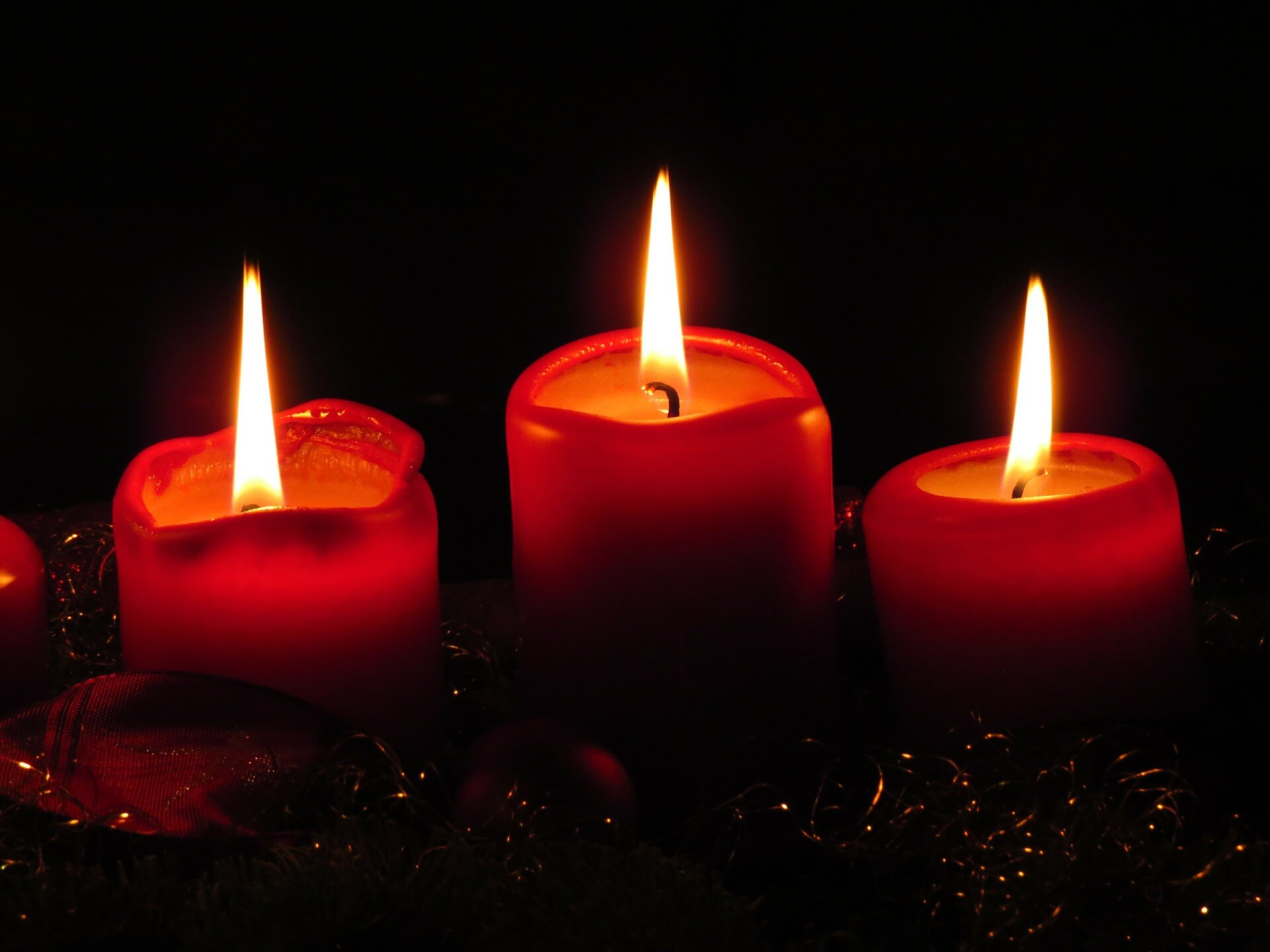 Eine Kerze kann 280 Mikrogramm Stickoxid produzieren. Adventskränze sind trotzdem nicht giftig. Bild: pixabay