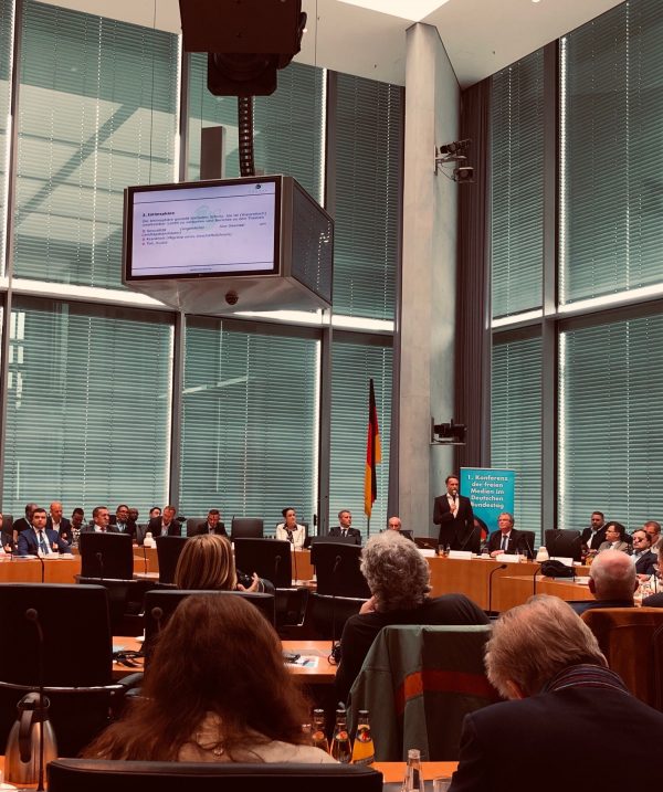 „Erste Konferenz der freien Medien“ Wie die AfD rechte Blogger und