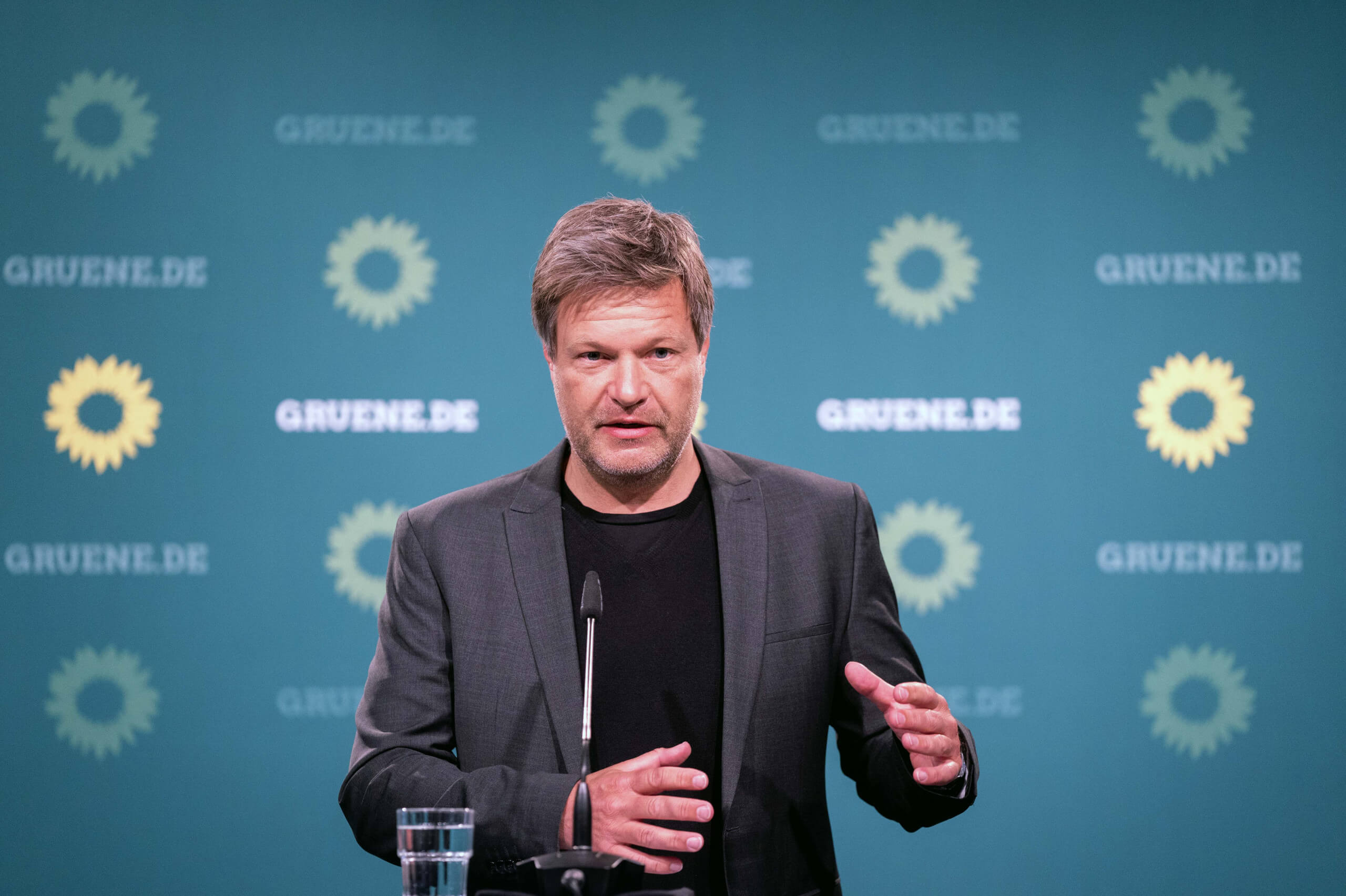 Robert Habeck, Bundesvorsitzender von Bündnis 90/Die Grünen, spricht bei der digitalen Pressekonferenz nach der Sitzung des Bundesvorstands seiner Partei zu den Medienvertretern
