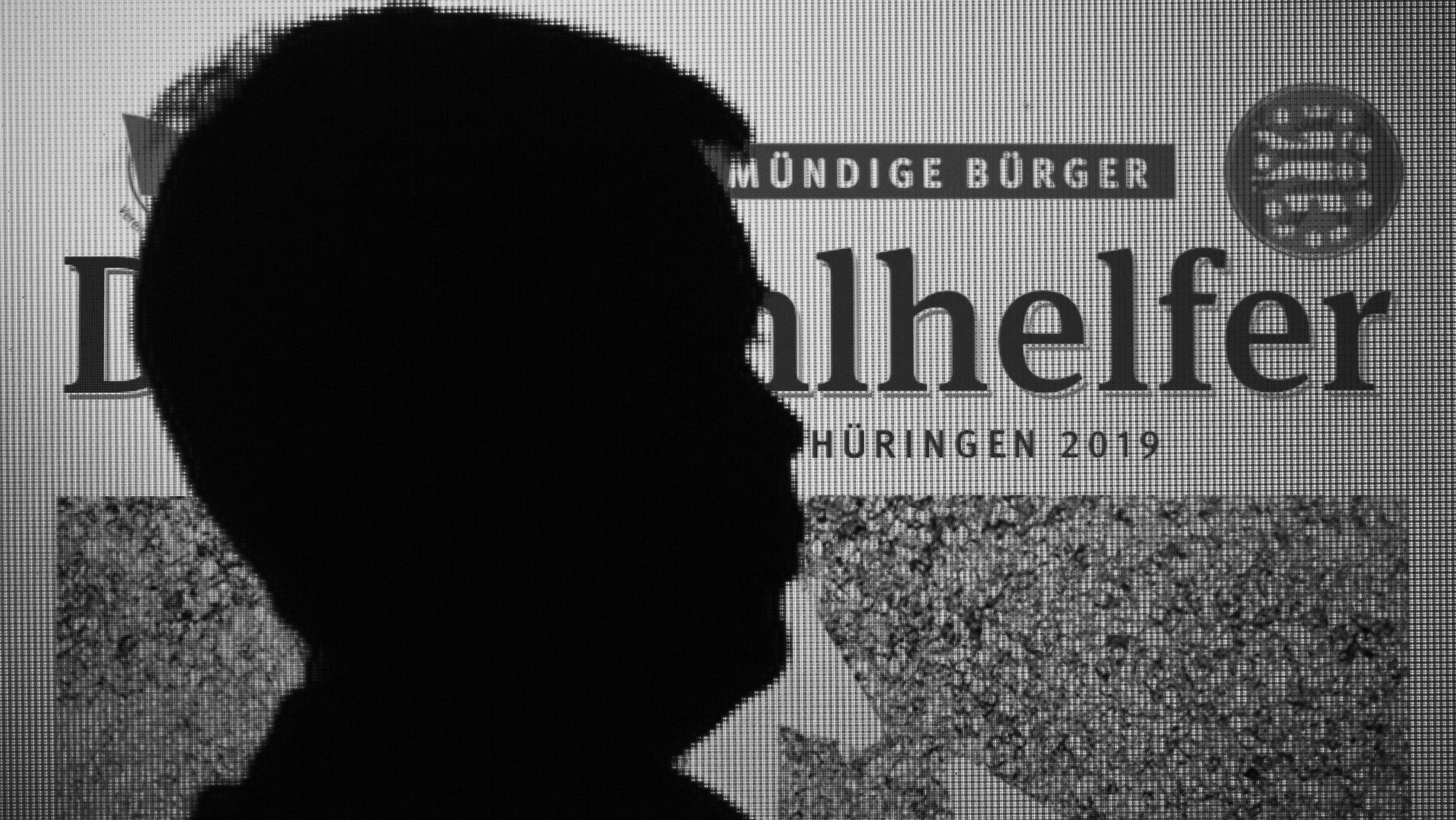 Er steckt hinter dem dubiosen „Wahlhelfer“, der in Thüringen verteilt wird: Hanno Vollenweider, ein Mr. X, der seine wahre Identität nicht preisgeben will. © Ivo Mayr / CORRECTIV