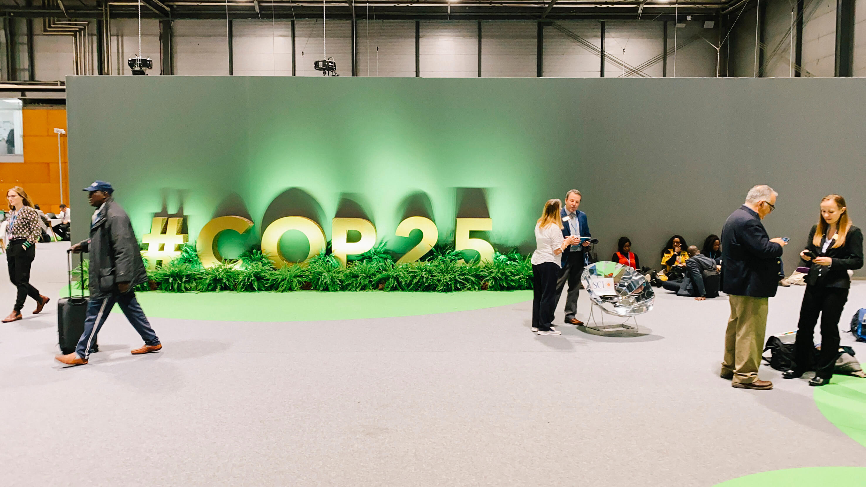 Im grauen Eingangsbereich des Messegeländes in Madrid setzt die COP25 symbolisch ein grünes Zeichen. © CORRECTIV