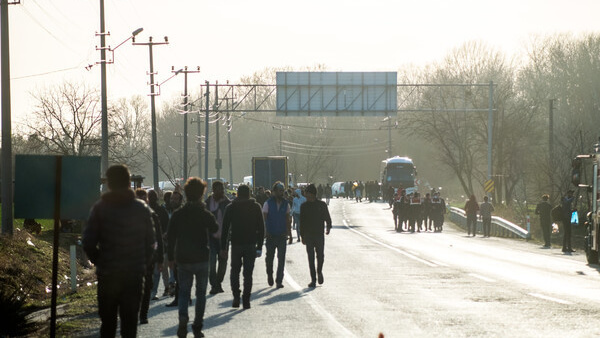 Migranten betreten den Grenzbereich zwischen der Türkei und Griechenland. (Foto: picture alliance/ZUMA Press)