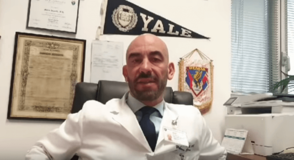 Der italienische Arzt Matteo Bassetti erklärte in einem Interview Ende Februar, dass noch niemand in Italien am Coronavirus gestorben sei. (Screenshot: CORRECTIV)