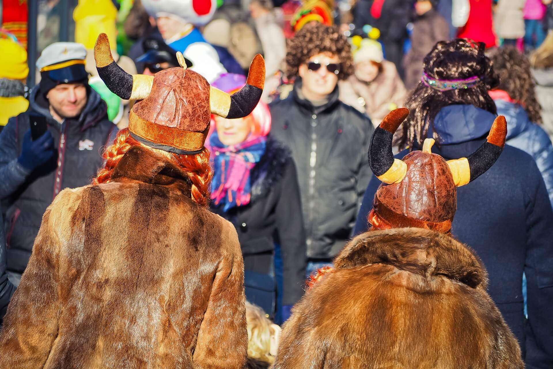 Während des Karnevals in Köln soll es angeblich „Hetzjagden“ von Migranten auf Deutsche gegeben haben, berichtet ein Augenzeuge. Die Polizei kann das nicht bestätigen. (Symbolbild: Pixabay / MichaelGaida)