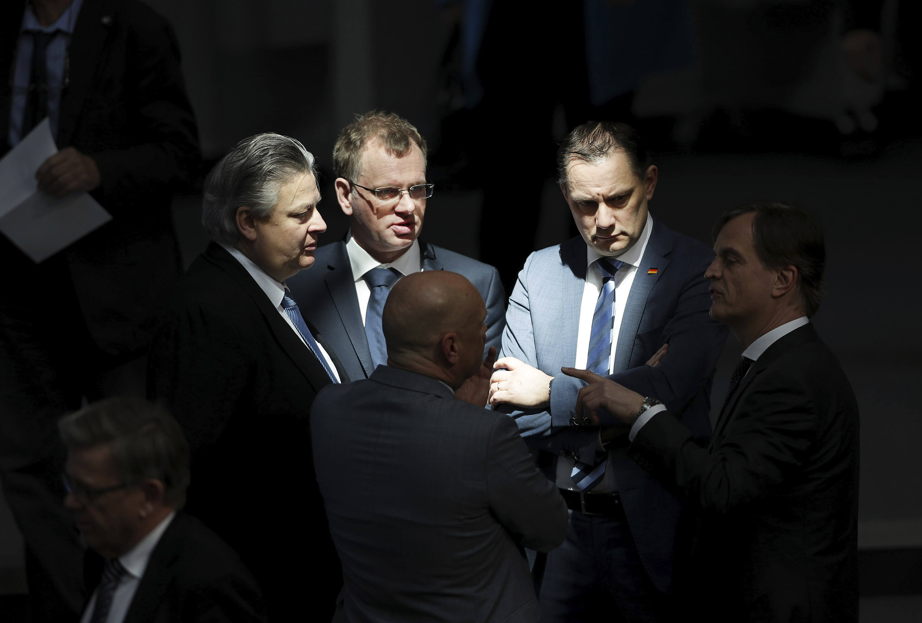 AfD Bundestagsabgeordnete im Gespräch ( 25. März 2020 während der Corona-Krise im Bundestag) © Michael Sohn / picture alliance / AP Photo