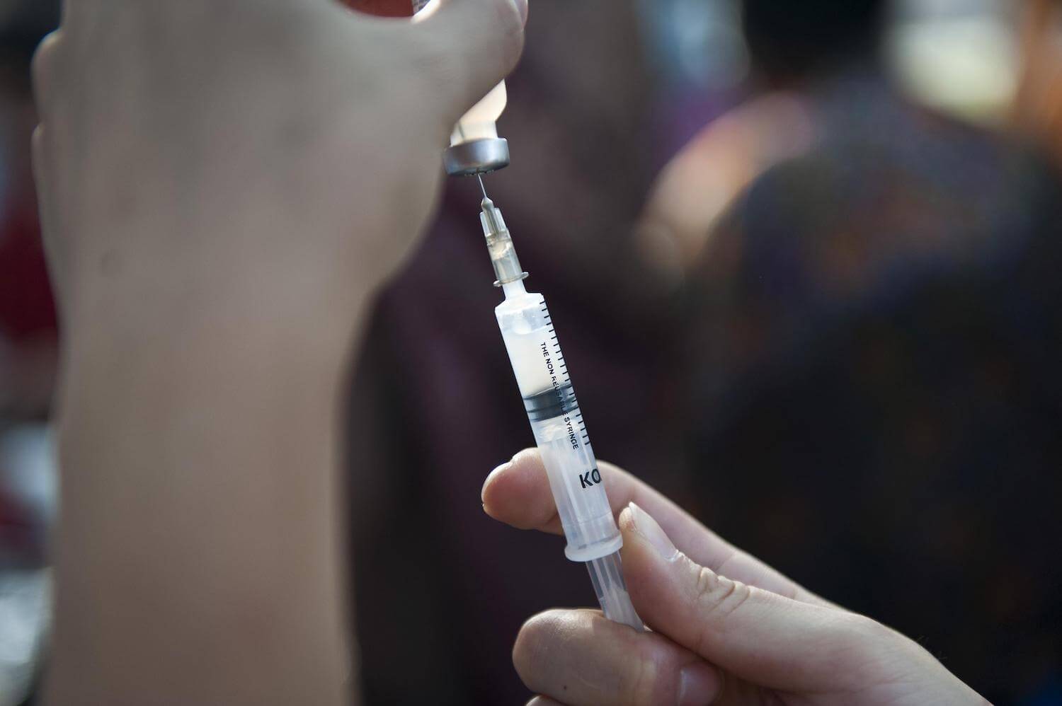 Spritze wird aufgezogen, bei einer von der Hilfsorganisation Ärzte für die Dritte Welt initiierten Impfaktion oder Impfung für Kinder