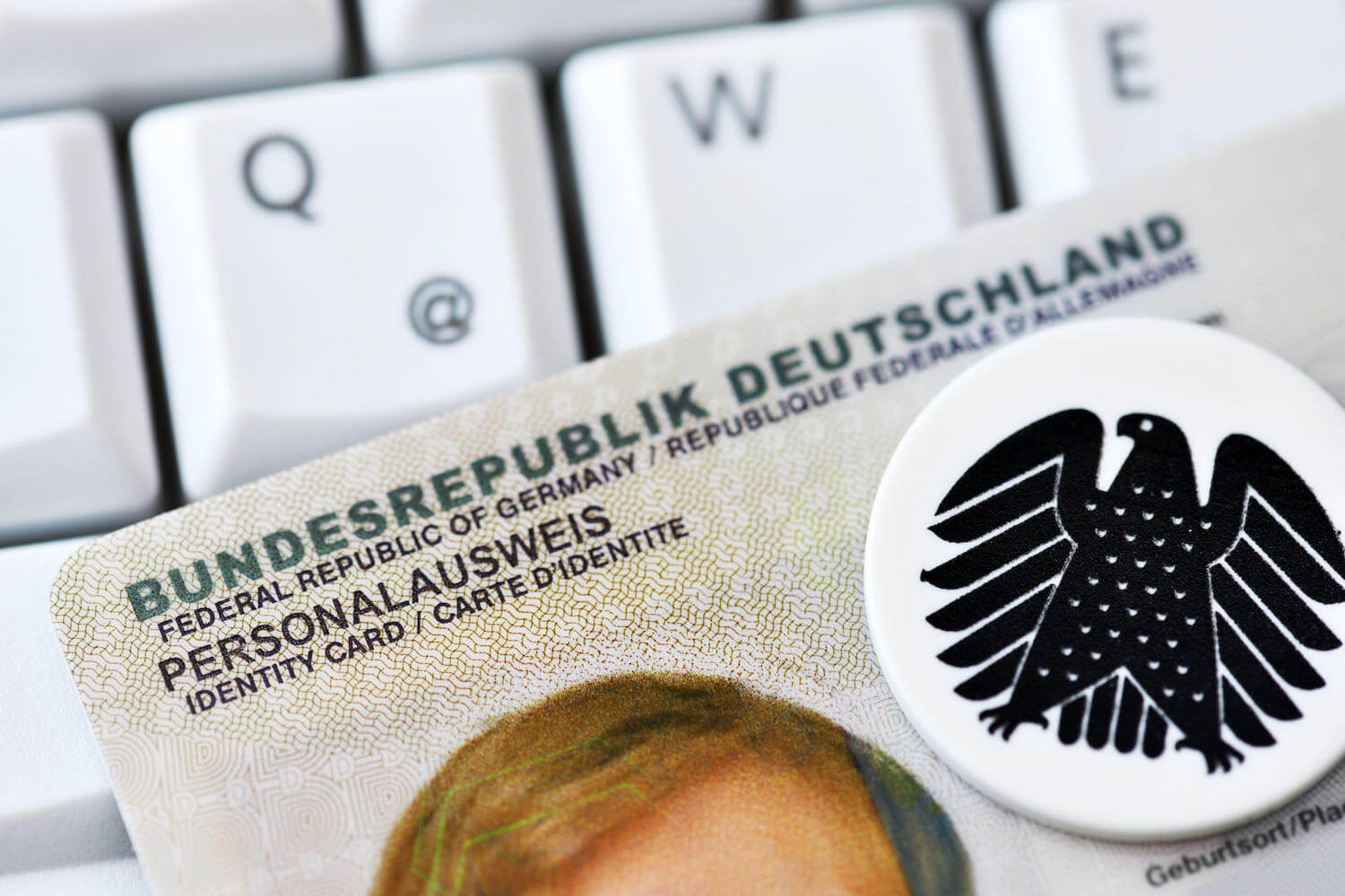 Ein deutscher Personalausweis vor einer Tastatur