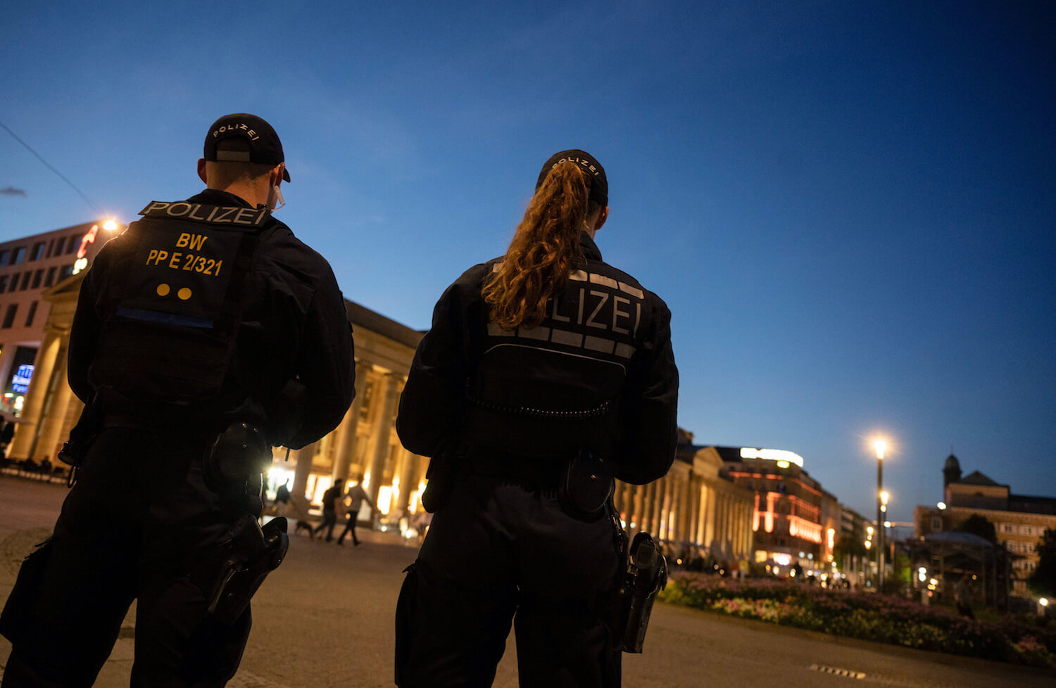 Einsatzkräfte der Polizei stehen am Abend nach den Ausschreitungen in der Nacht vom 20. auf den 21. Juni 2020 auf dem Schlossplatz in Stuttgart.