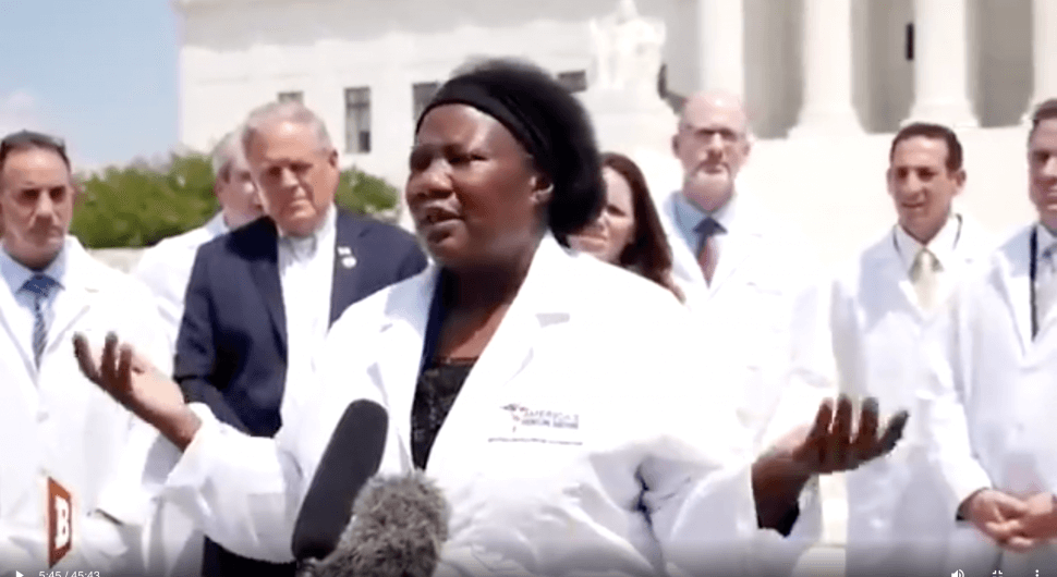 Weiße Kittel und ein angebliches Covid-19-Heilmittel: Was hinter dem viralen Video der „America’s Frontline Doctors“ steckt