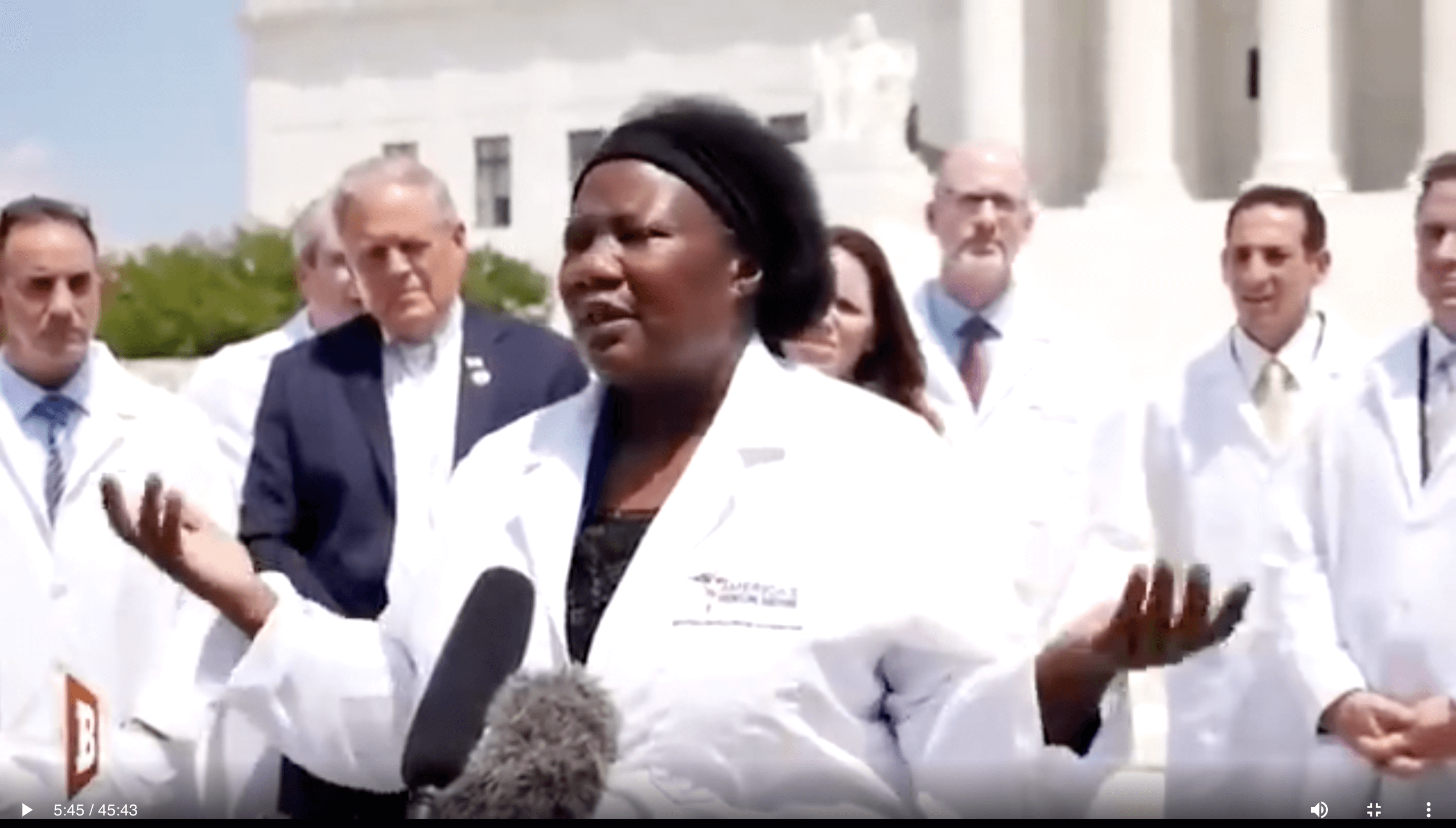 Stella Immanuel, eine der Ärztinnen der „America’s Frontline Doctors“ bei der Pressekonferenz am 27. Juli vor dem Supreme Court in Washington.