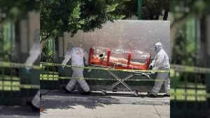 Corona: In Sozialen Netzwerken verbreitet sich das Foto einer Puppe, die auf einer Rettungsliege transportiert wird.