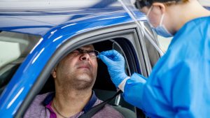 Weltweit werden PCR-Tests zum Nachweis des Coronavirus durchgeführt – Verletzungen am Schädel oder im Gehirn können dabei nicht entstehen (Symbolbild: Picture Alliance/ Robin Utrecht)