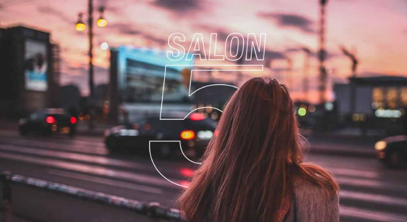 Salon5 Logo mit Verkehr im Hintergrund