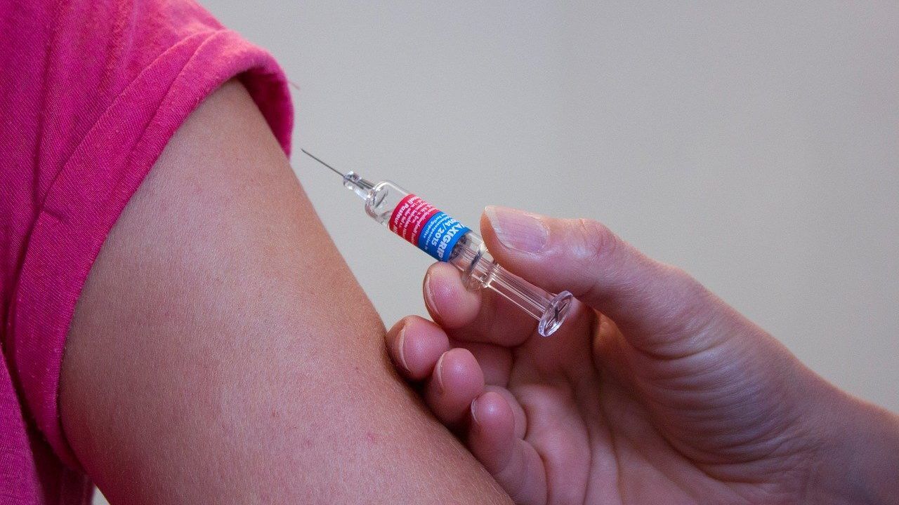 Ein Patient wird zur Vorbeugung gegen eine Krankheit geimpft.