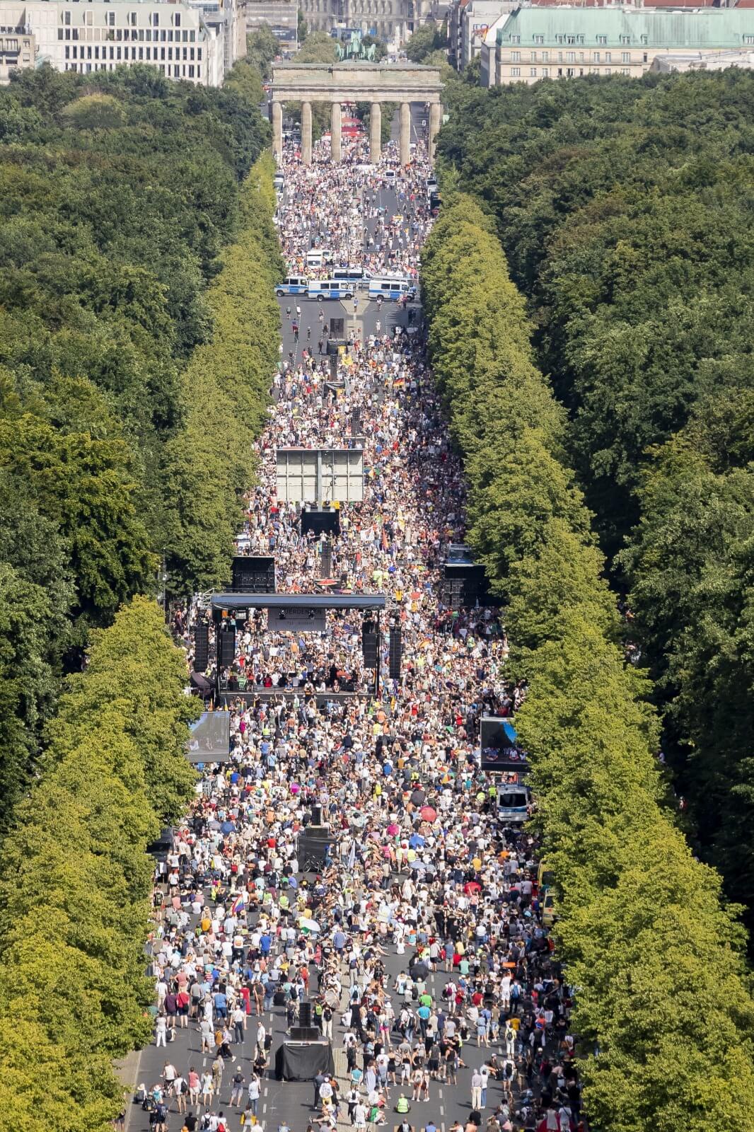Eine Luftaufnahme der DPA von der Anti-Corona-Kundgebung vor dem Brandenburger Tor am 1. August. Sie entstand etwa eine halbe Stunde nach Beginn der Veranstaltung. (Quelle: Picture Alliance/ Christoph Soeder/ dpa)