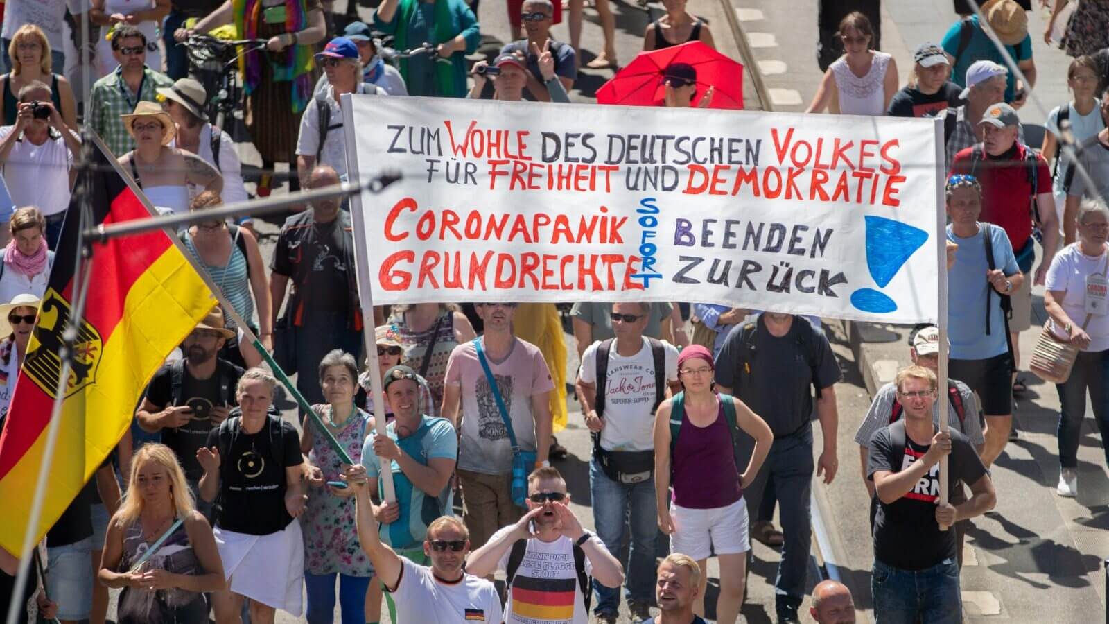 Am vergangenen Samstag fanden in Berlin Proteste gegen die Corona-Maßnahmen statt. In Sozialen Netzwerken kursieren viele falsche Behauptungen über die Anzahl der Teilnehmer. (Quelle: Picture Alliance/ Christoph Soeder/ dpa)