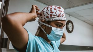 Ein Blog-Artikel verbreitet falsche und irreführende Behauptungen über das Tragen von Masken und Covid-19-Fälle. (Symbolbild: Unsplash/ SJ Objio)