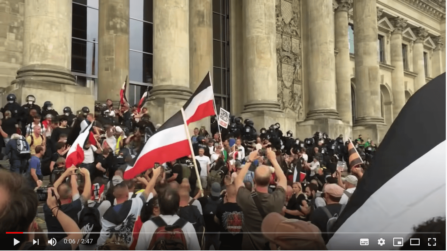 Corona-Demo am 29. August 2020: Demonstranten schwenken Reichstagsflaggen vor dem deutschen Bundestag.