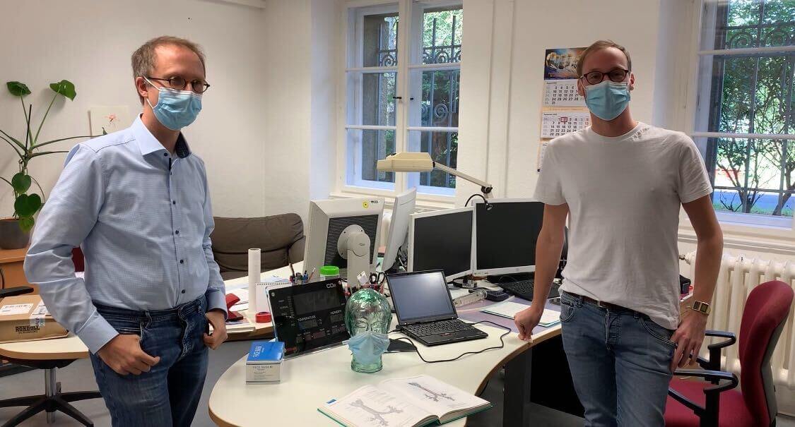 Wolfgang Straff (links) leitet das Fachgebiet Umweltmedizin und gesundheitliche Bewertung im Umweltbundesamt, Robert Bethke (rechts) ist Chemiker und Wissenschaftler beim Umweltbundesamt im Fachgebiet für Innenraumluft-Hygiene. (Foto: Uschi Jonas / CORRECTIV) 