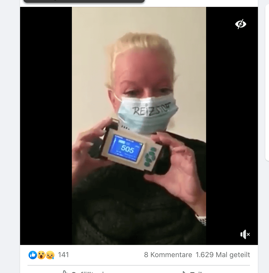 Dieses Video einer Frau, die ein CO2-Messgerät unter ihren Mundschutz schiebt, verbreitet sich auf Facebook. (Quelle: Facebook, Screenshot: CORRECTIV)