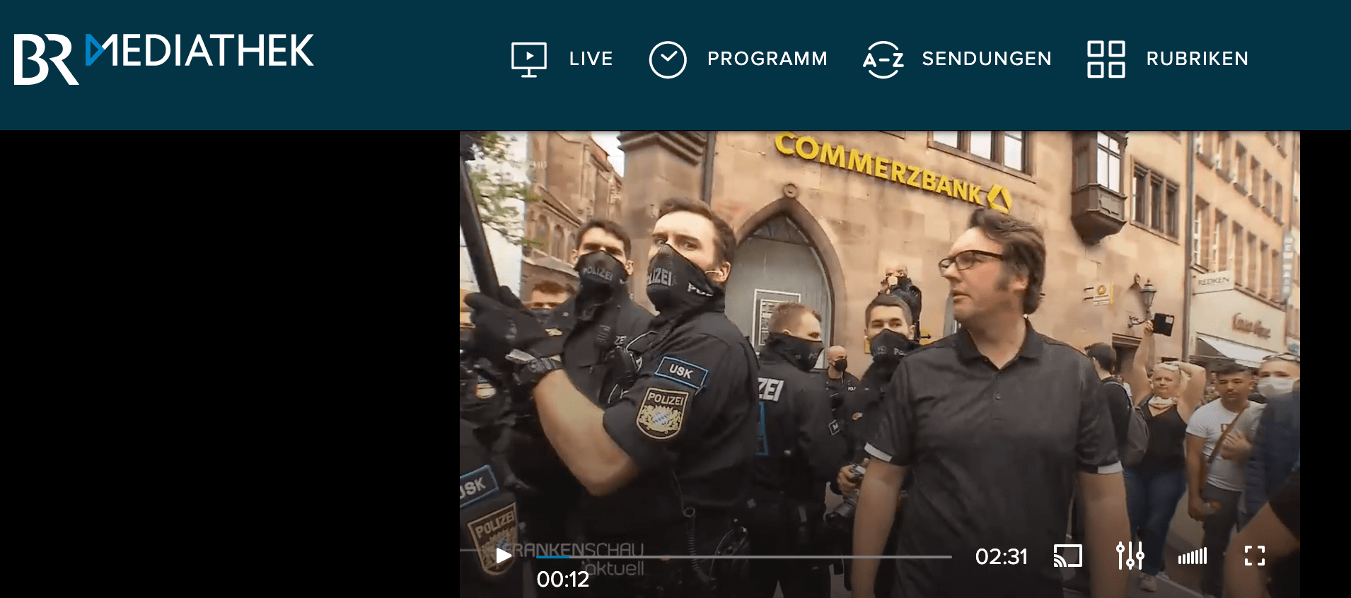  Die Originalaufnahme der Frankenschau zeigt nicht nur Polizeibeamte, sondern auch Demonstranten ohne Mund-Nasen-Bedeckung. (Quelle: BR, Screenshot: CORRECTIV)