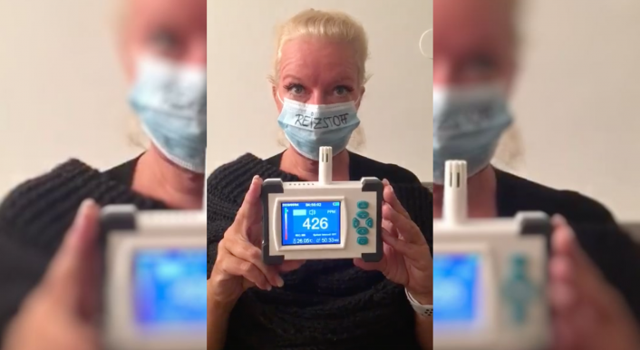 Eine Frau misst den CO2-Gehalt unter ihrem Mund-Nasen-Schutz. Doch die Messung ergibt keinen Sinn und das Gerät ist nicht dafür ausgelegt. (Quelle: Facebook, Screenshot: CORRECTIV)